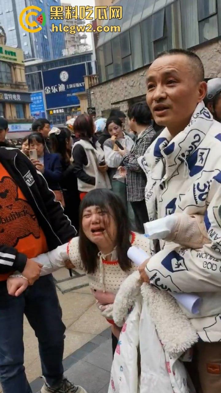 四川泸州胖妹抽脂被戳破大肠差点没命 路边哭喊陈清美容院血债血偿-9