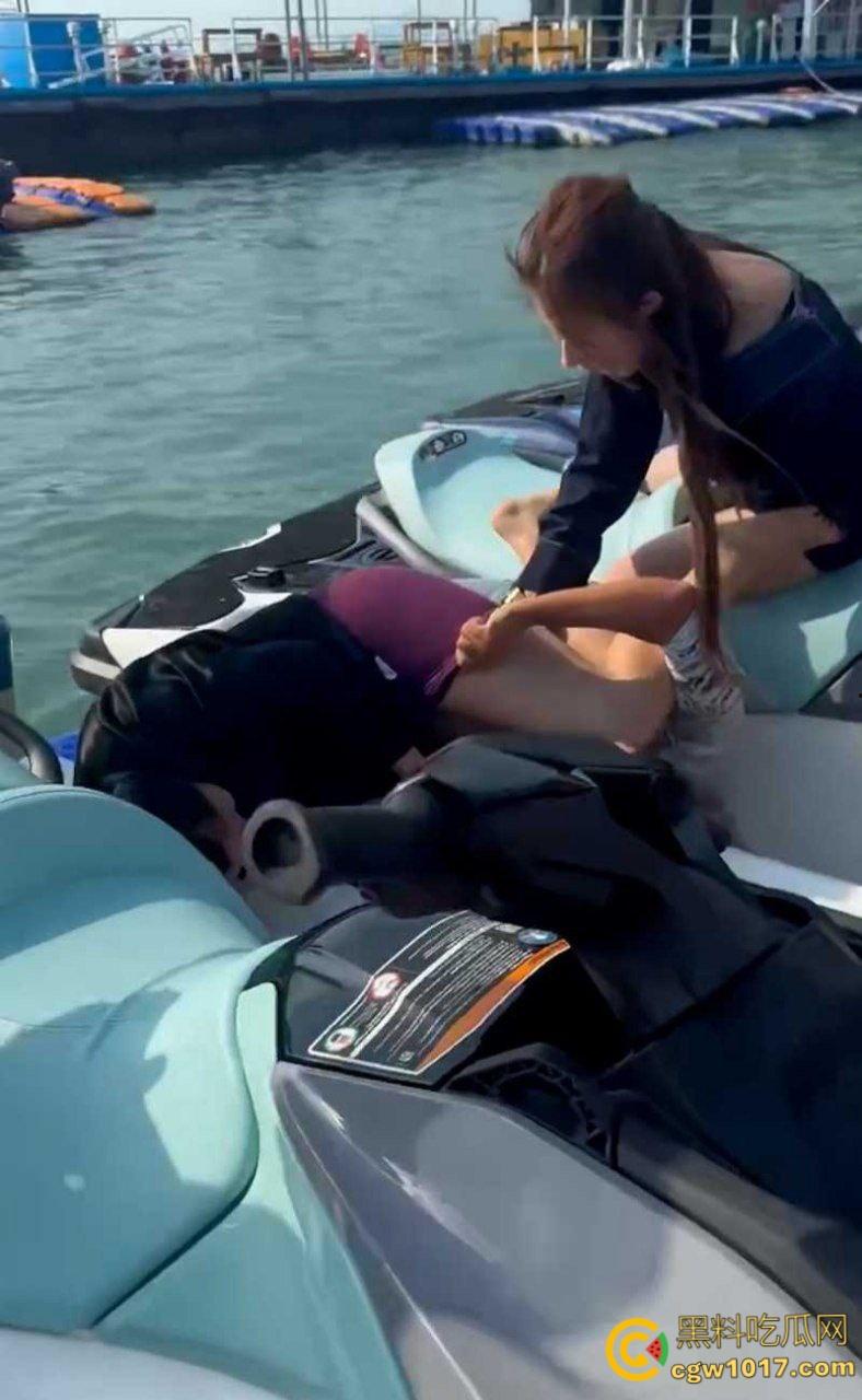 海南三亚钟情会所海边 ，黑衣女子当庭挑衅三女爆发冲突，头发一拽倒地就干，飞扑薅头堪比职业选手！-7