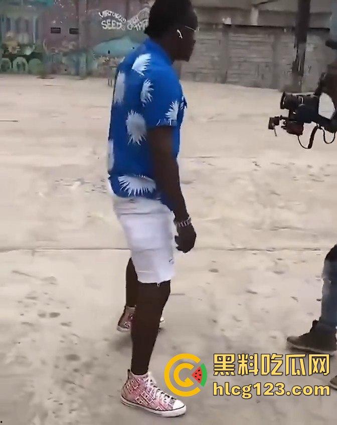 DJ Chelsea秀身材震撼全场，男友场外找妹大秀高难度姿势，黑人体力太猛了！-8