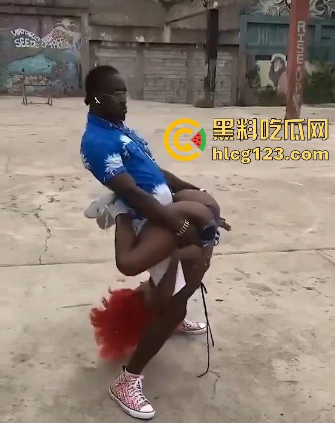 DJ Chelsea秀身材震撼全场，男友场外找妹大秀高难度姿势，黑人体力太猛了！-9
