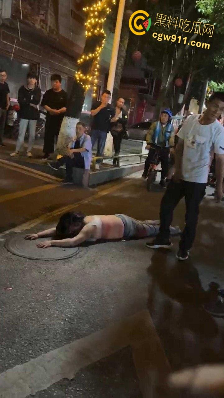 顶级渣女翻车！湖北恩施一女子谈恋爱为由，连买的车都骗去卖了，最后被男子脱光在大街上殴打！-4