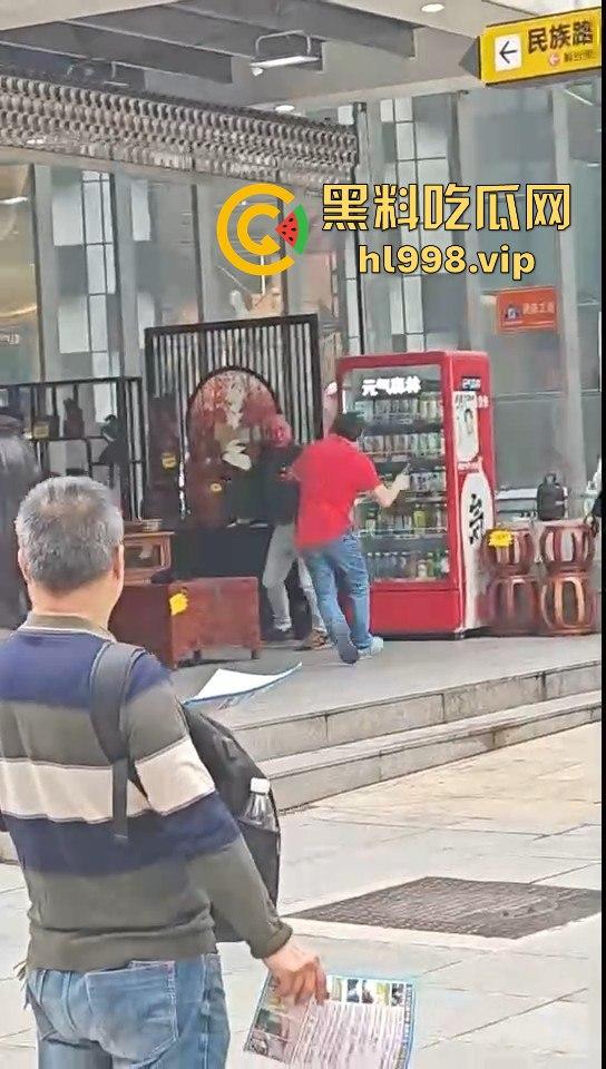 一瓶水引发的血案！重庆男子街头持刀砍人，众人围观腿软，警方还原真相让人唏嘘！-13