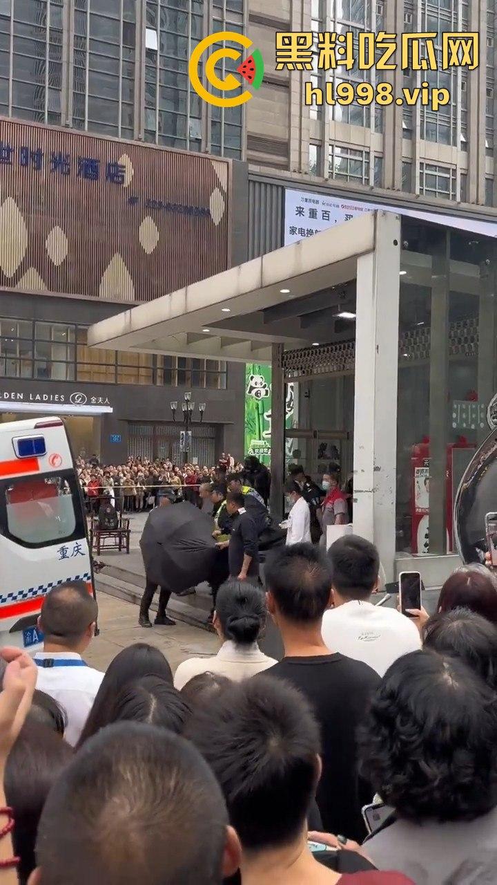 一瓶水引发的血案！重庆男子街头持刀砍人，众人围观腿软，警方还原真相让人唏嘘！-16