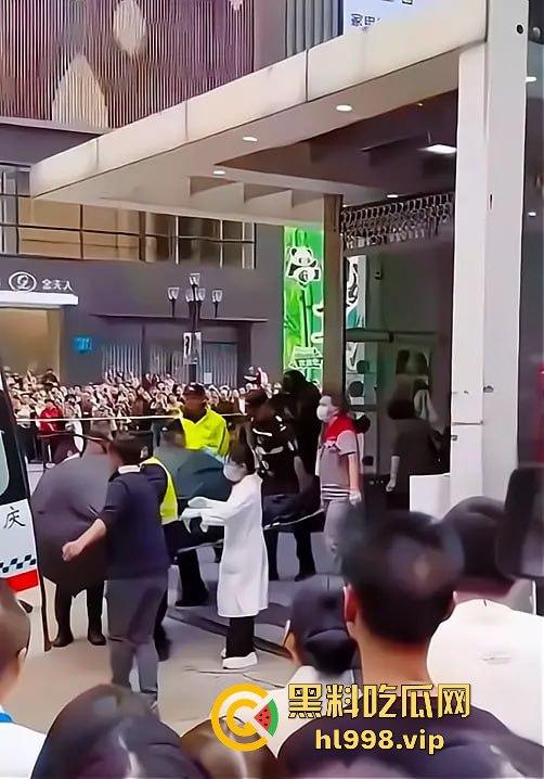 一瓶水引发的血案！重庆男子街头持刀砍人，众人围观腿软，警方还原真相让人唏嘘！-17