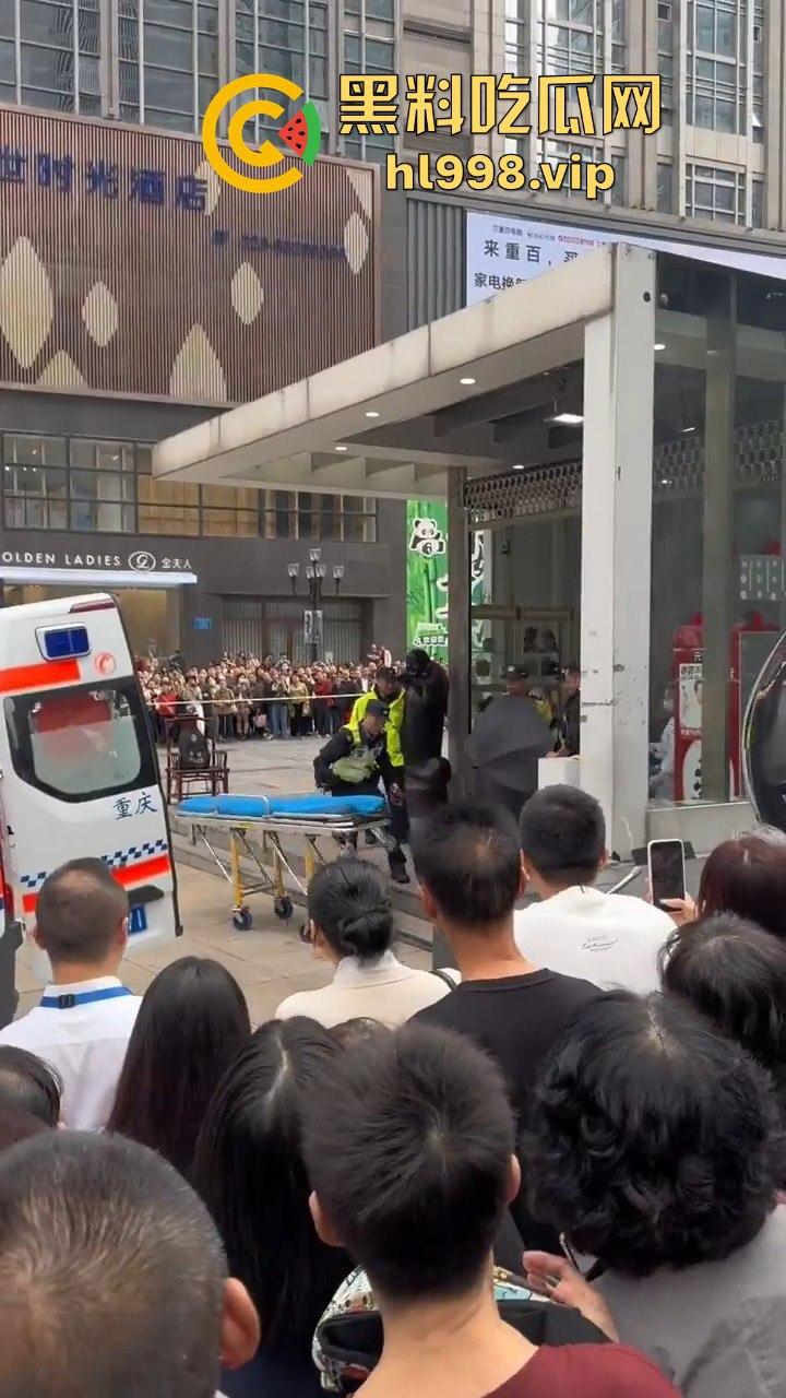 一瓶水引发的血案！重庆男子街头持刀砍人，众人围观腿软，警方还原真相让人唏嘘！-19