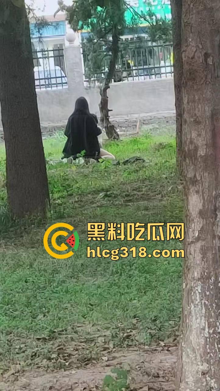 高颜值情侣公园草地野战！女上男下疯狂骑乘，精虫上脑了直接无视众人就是干呗！-7