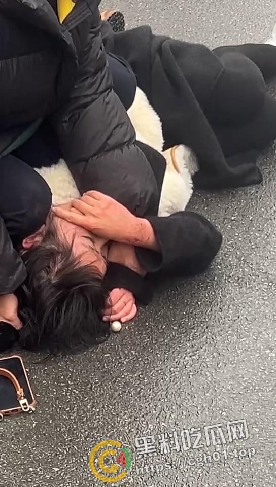 年少有为！河北定州美女当小三  被正房当街暴打 老男人就这么有魅力吗-3