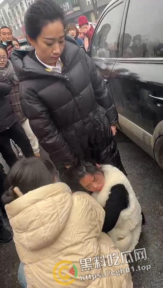 年少有为！河北定州美女当小三  被正房当街暴打 老男人就这么有魅力吗-8