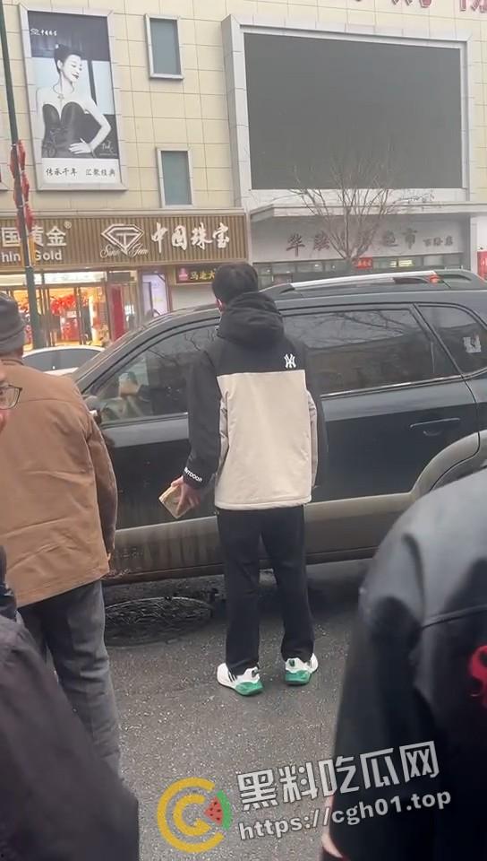 年少有为！河北定州美女当小三  被正房当街暴打 老男人就这么有魅力吗-9