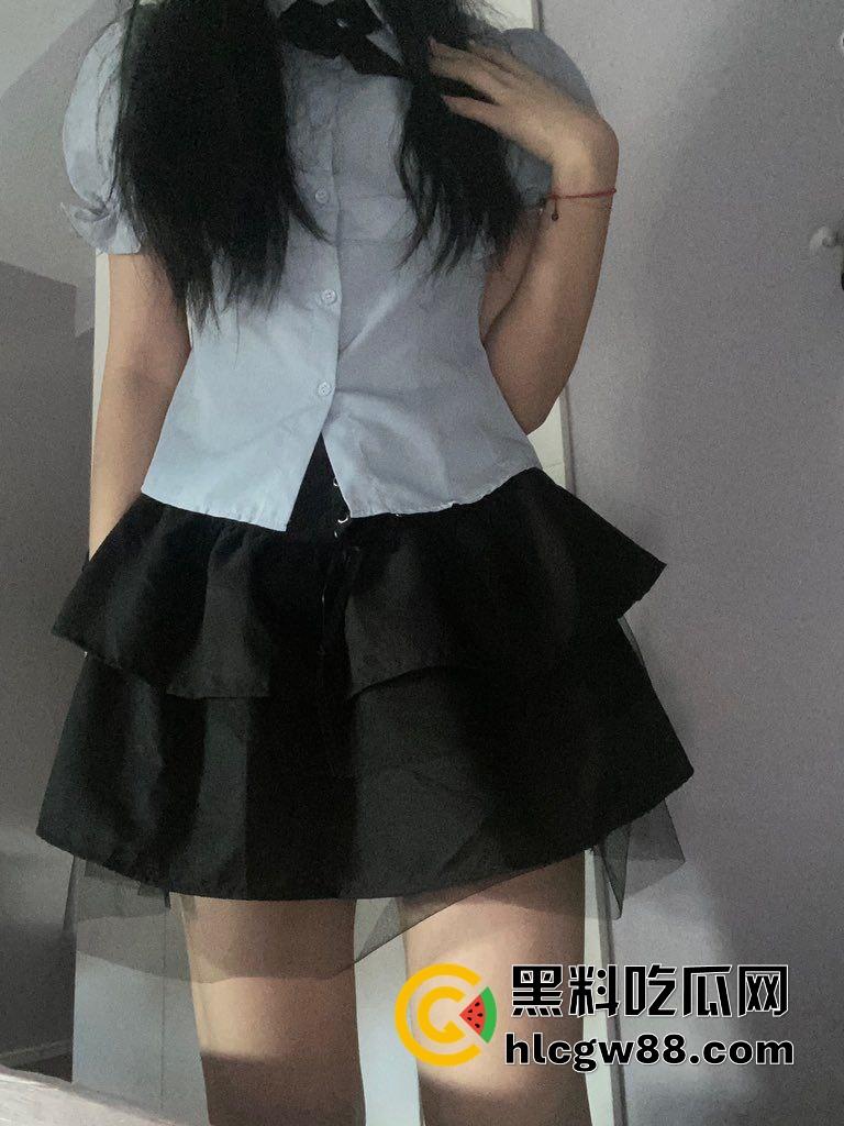 上海二中超爱JK高中生【章楠鑫】黑丝短裙被骗酒店，小哥忽悠打游戏后架大长腿无套猛干！-6