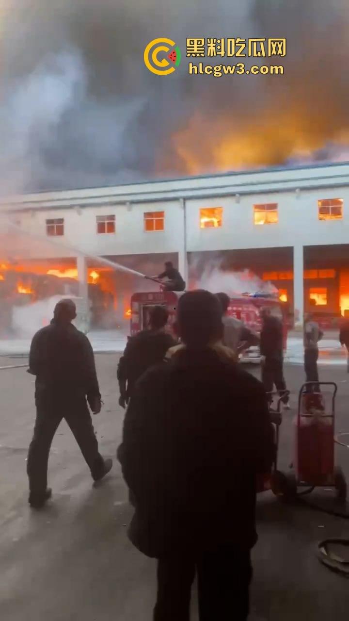 广东潮州星和纸箱厂夜间突发大火 现场浓烟滚滚热浪灼人 从早烧到黑 第一视角视频曝光 有人在喊“救命”？-5