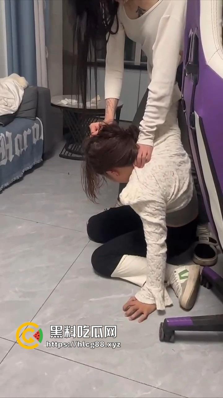 电竞酒店男友前头1V3猛干岳山开团，女友后头跟骚闺蜜撕逼扯奶子，把好姐妹内衣都差点扯出来！-12